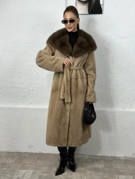 Песочная норковая шуба с капюшоном из куницы