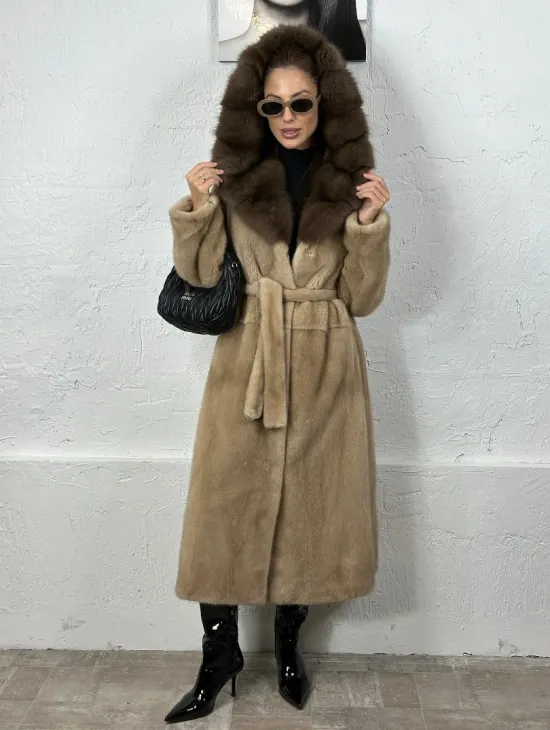 Песочная норковая шуба с капюшоном из куницы