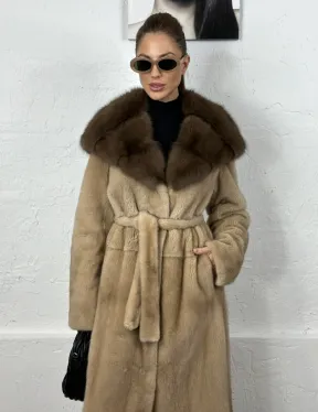 Песочная норковая шуба с капюшоном из куницы