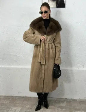 Песочная норковая шуба с капюшоном из куницы