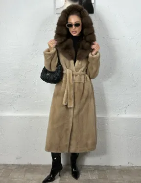 Песочная норковая шуба с капюшоном из куницы