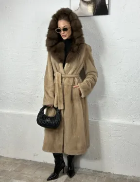 Песочная норковая шуба с капюшоном из куницы