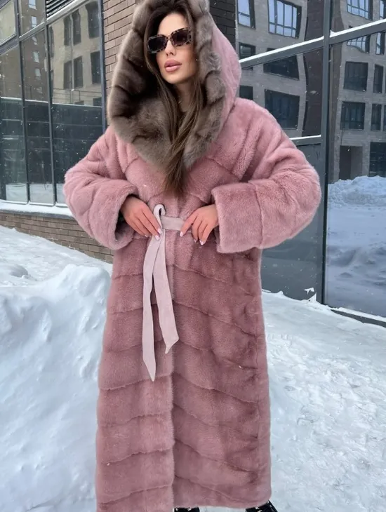 Длинная норковая шуба с капюшоном из меха куницы - цвет пудра