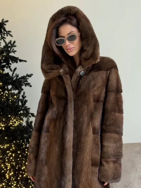 Норковая шуба с капюшоном в цвете орех