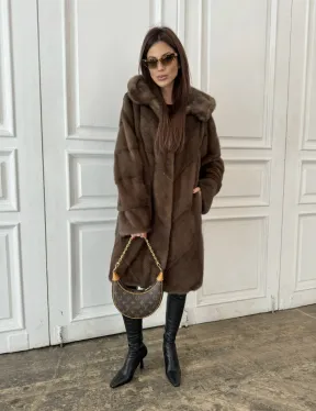 Шуба из меха норки с капюшоном в цвете орех