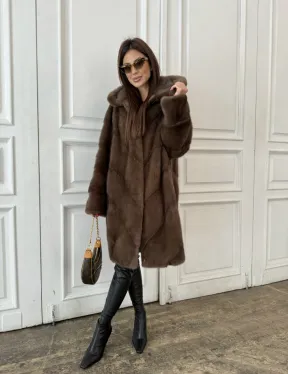 Шуба из меха норки с капюшоном в цвете орех