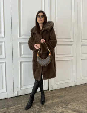 Шуба из меха норки с капюшоном в цвете орех