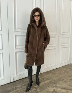 Шуба из меха норки с капюшоном в цвете орех