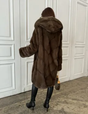 Шуба из меха норки с капюшоном в цвете орех