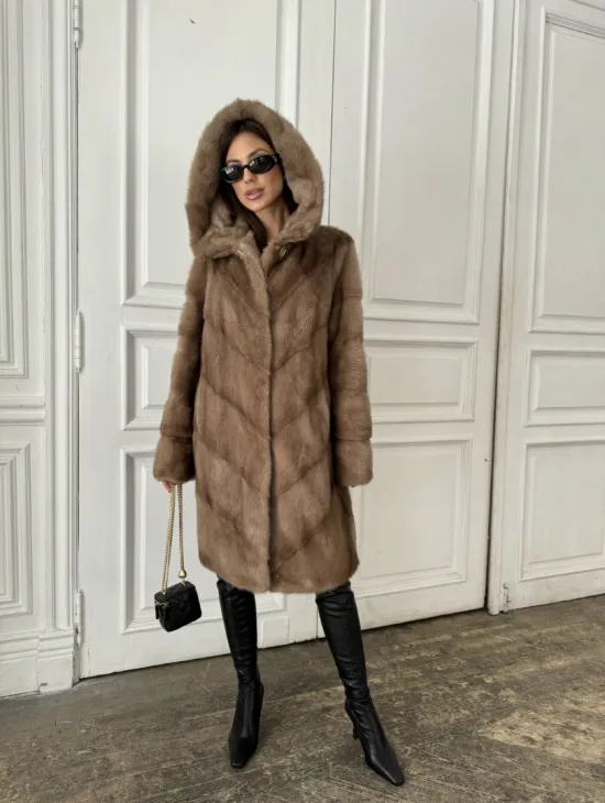 Норковая шуба с капюшоном - цвет пастель