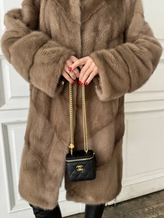 Норковая шуба с капюшоном - цвет пастель