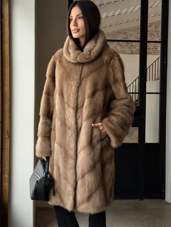 Норковая шуба с капюшоном - цвет пастель