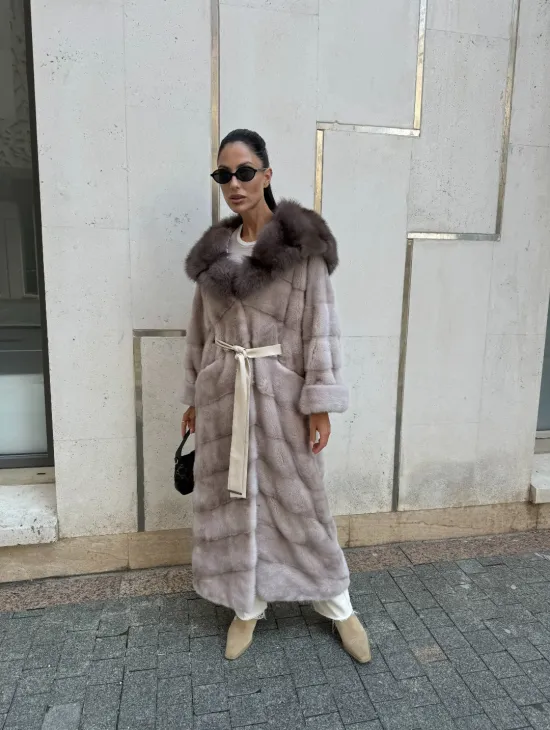 Шуба норковая с капюшоном из меха куницы в цвете нюд