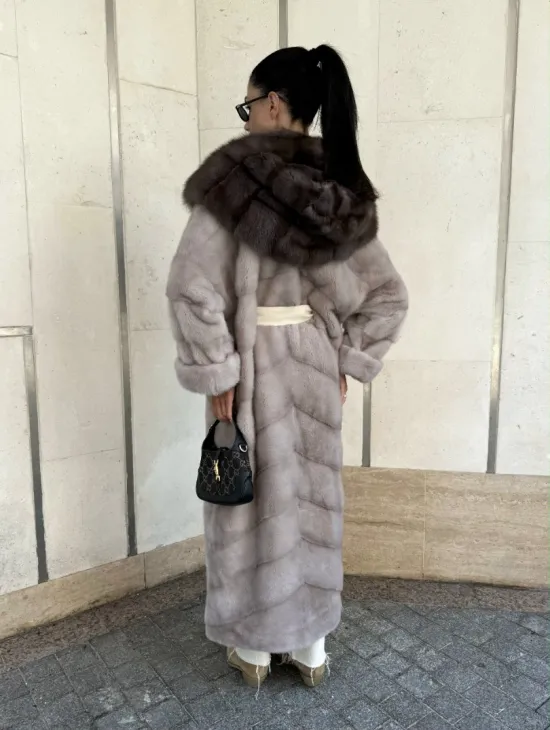 Шуба норковая с капюшоном из меха куницы в цвете нюд