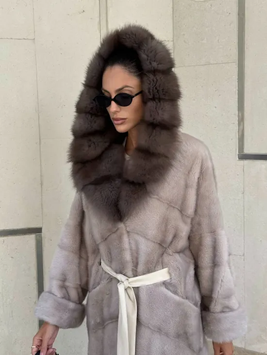 Шуба норковая с капюшоном из меха куницы в цвете нюд