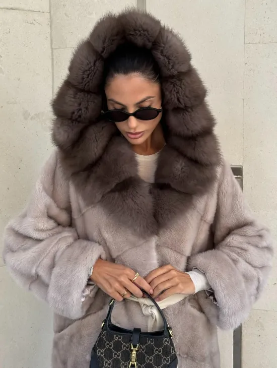 Шуба норковая с капюшоном из меха куницы в цвете нюд