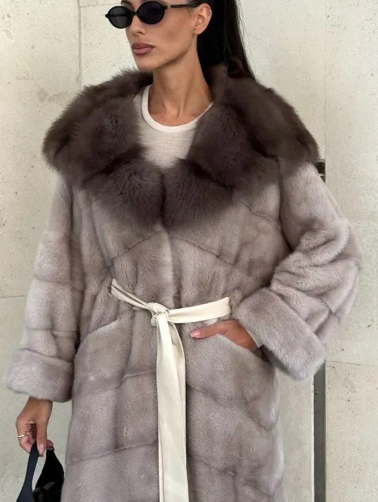 Шуба норковая с капюшоном из меха куницы в цвете нюд