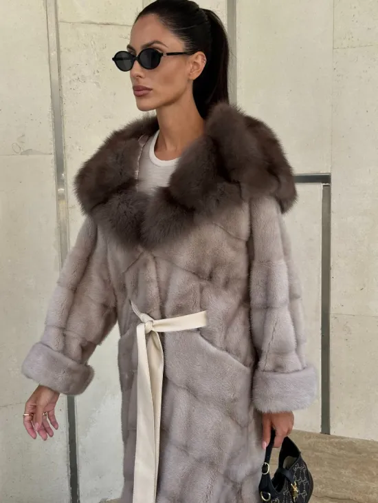 Шуба норковая с капюшоном из меха куницы в цвете нюд