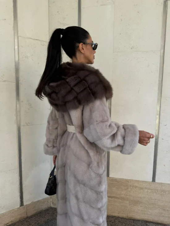 Шуба норковая с капюшоном из меха куницы в цвете нюд