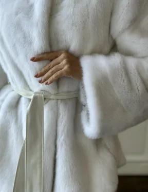 Белая шуба из меха норки (крестовка) стойка воротник