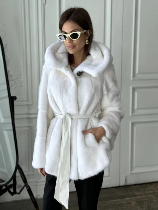 Белая шуба из меха норки (крестовка) с капюшоном