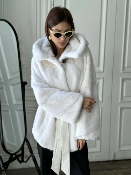 Белая шуба из меха норки (крестовка) с капюшоном