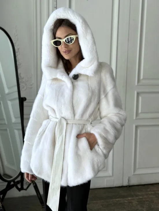 Белая шуба из меха норки (крестовка) с капюшоном