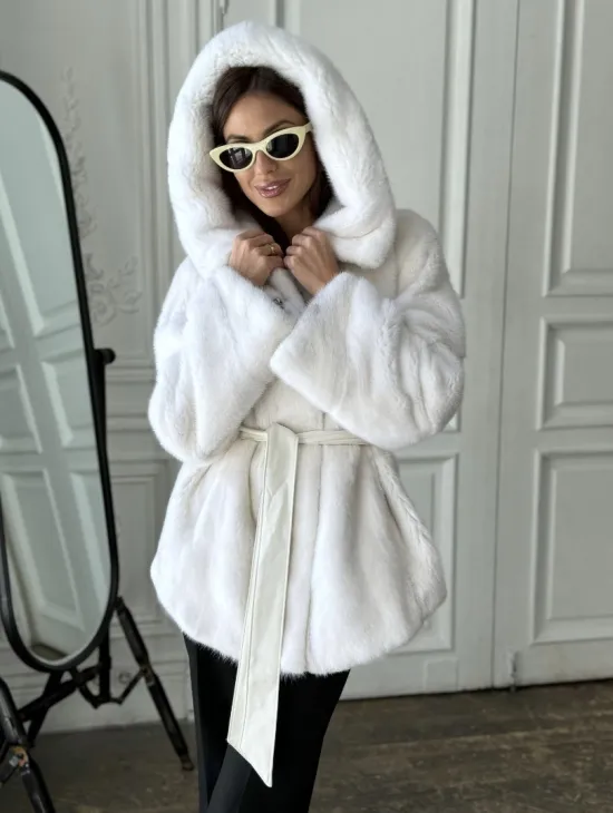 Белая шуба из меха норки (крестовка) с капюшоном