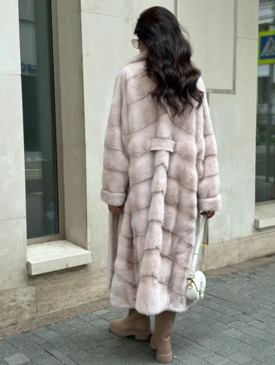 Бежевая норковая шуба в цвете пудра