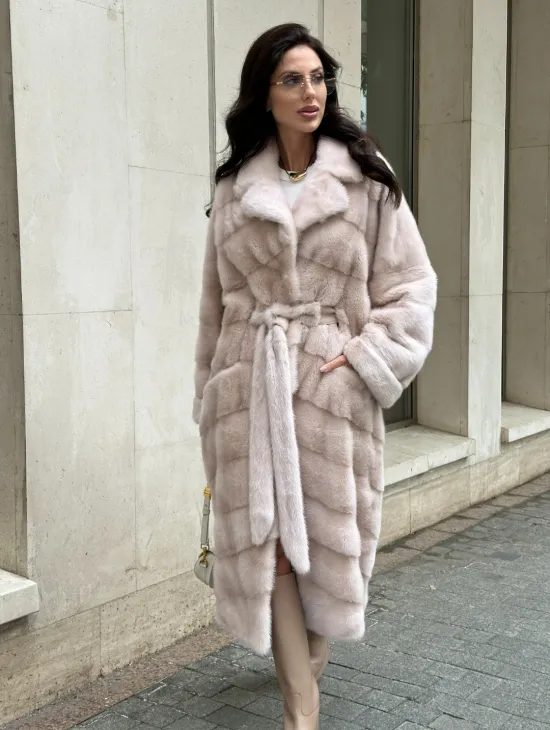 Бежевая норковая шуба в цвете пудра