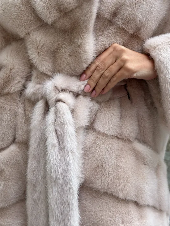 Бежевая норковая шуба в цвете пудра