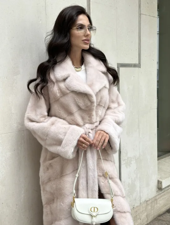 Бежевая норковая шуба в цвете пудра