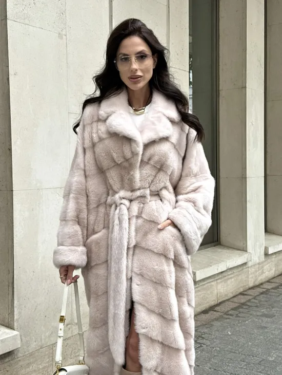 Бежевая норковая шуба в цвете пудра